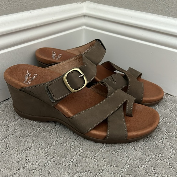 Dansko Aubree Wedge Sandal Taupe 36 5.5/6 NWOB - Picture 2 of 7